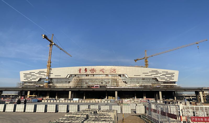 赤峰高铁站地面苯